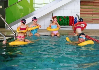 dzieci na basenie