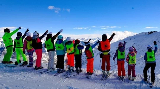 osoby uczące się jazdy na nartach 